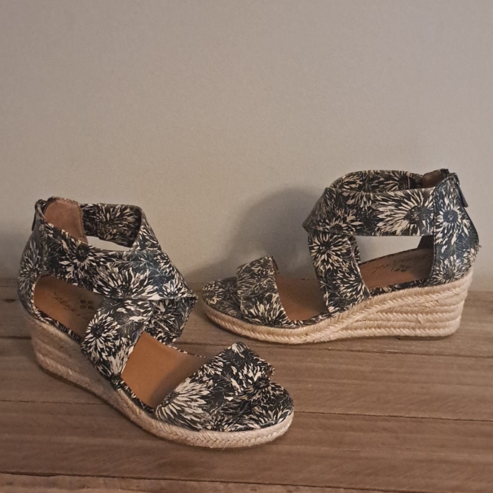 Patricia Nash Rubia Floral Sandals in EUC
